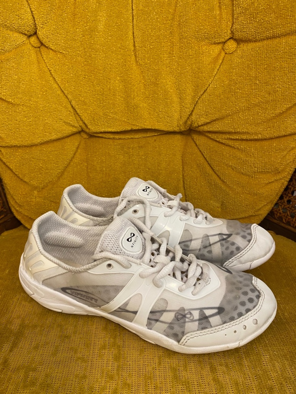 NFINITY vengeance White cheer shoes 5.5